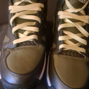 Men's LA Gear LA Tech Series Basketball High tops. Yellow shoe strings.